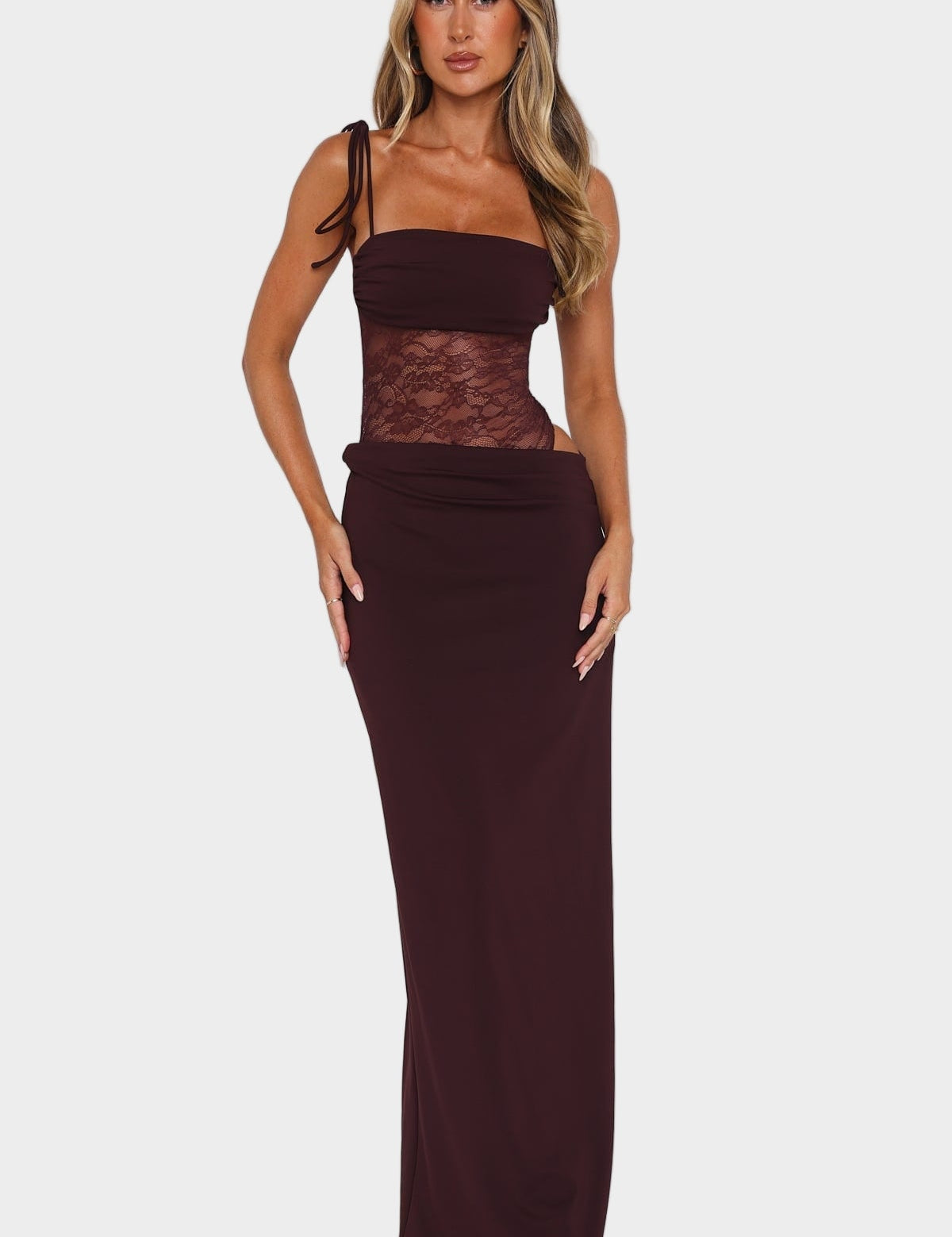 Maxi Šaty s Volným Tokem a Jemnou Krajkou Pastelově Žluté