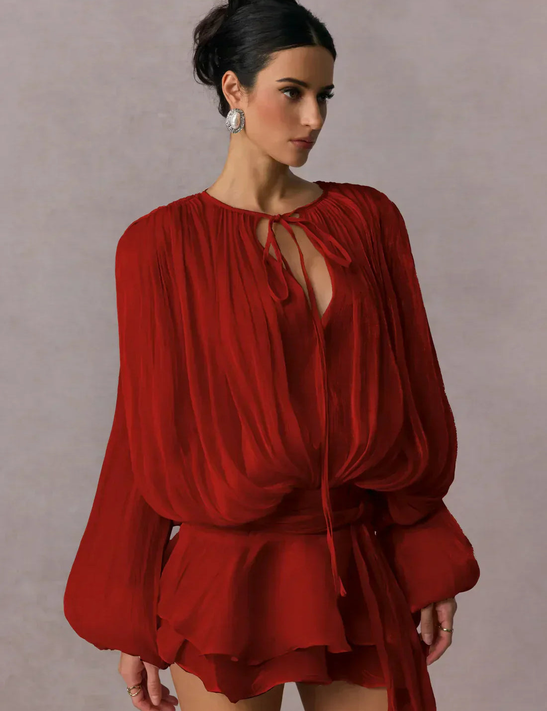 Elegantní Lyanna Boho Krátké Šaty Dekolt Se Šňůrkou A Sukně