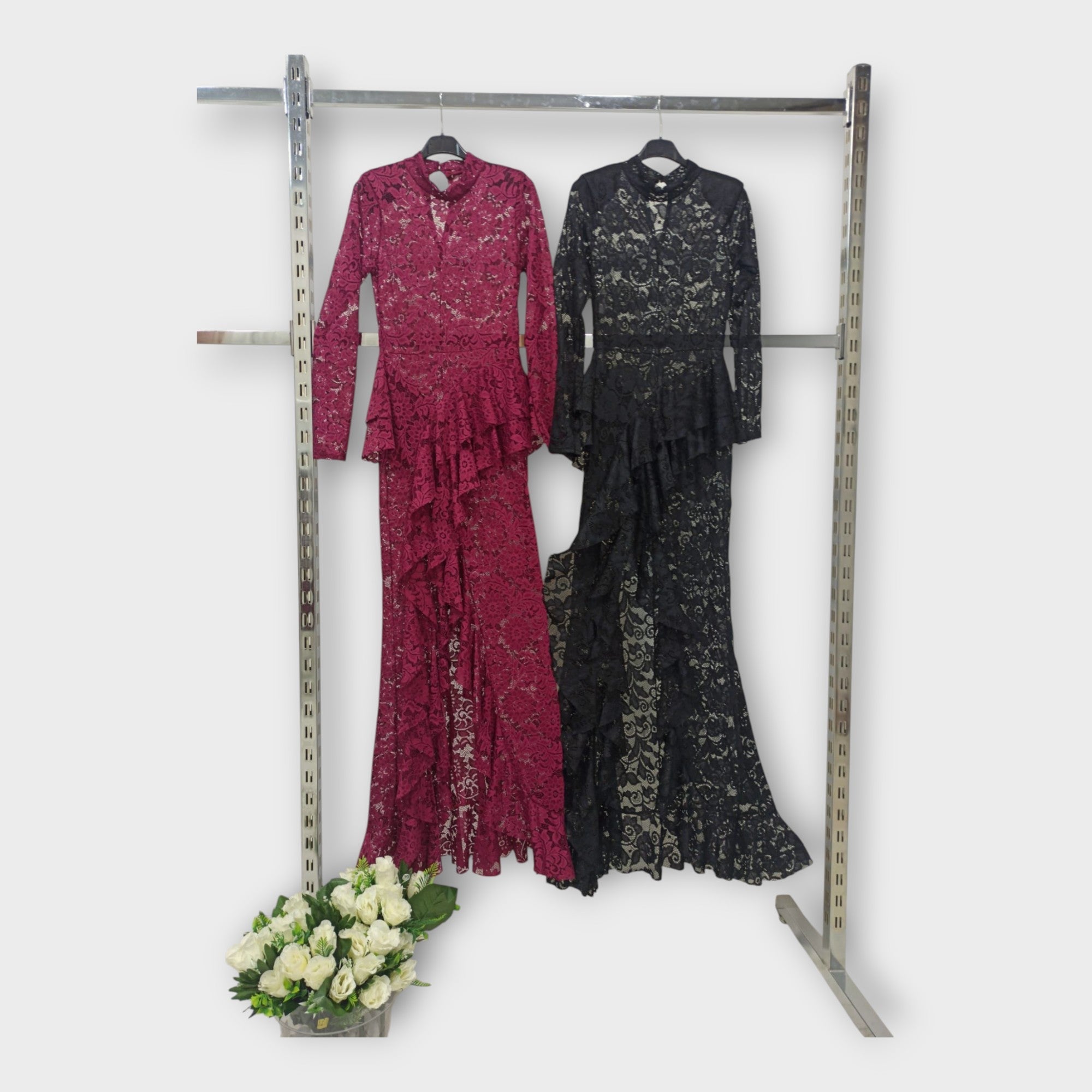 Asymetrické Krajkové Šaty s Vytříbeným Designem a Eleganci