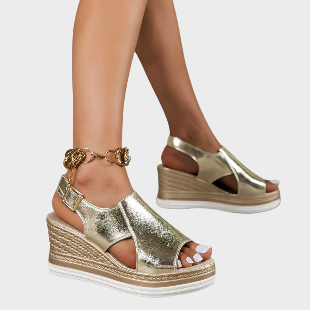 Letní Platforma Se Stříbrným Leskem A Pohodlným Designem