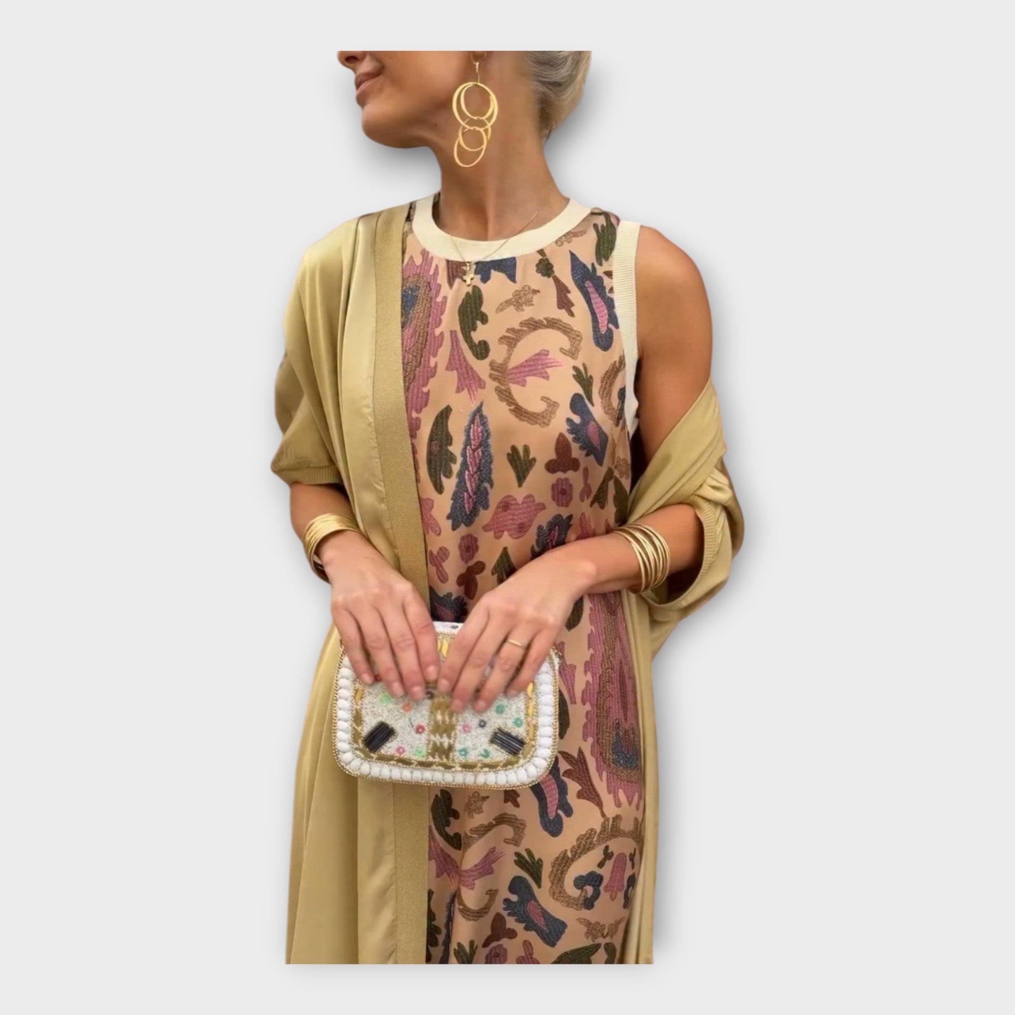 Maxi Šaty s Moderními Vzory pro Elegantní Všestrannost