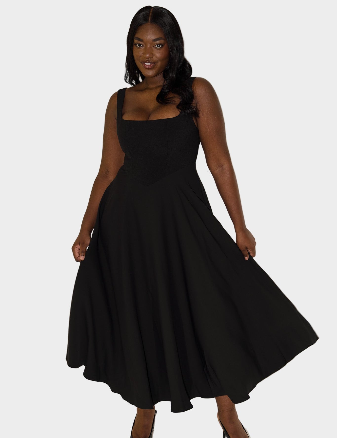 Nadčasové Bílé Midi Šaty S Lehkým Pohybem A Čistým Střihem