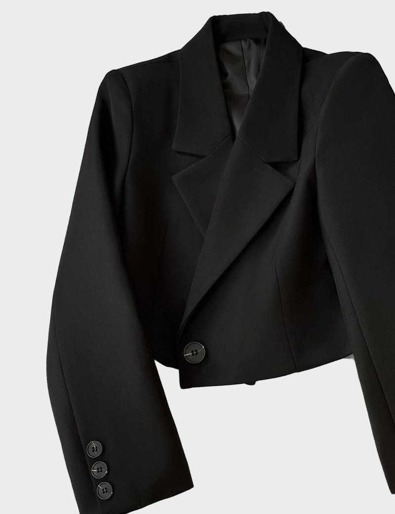 Minimalistické Krátké Sako s Elegantním Designem Límcem
