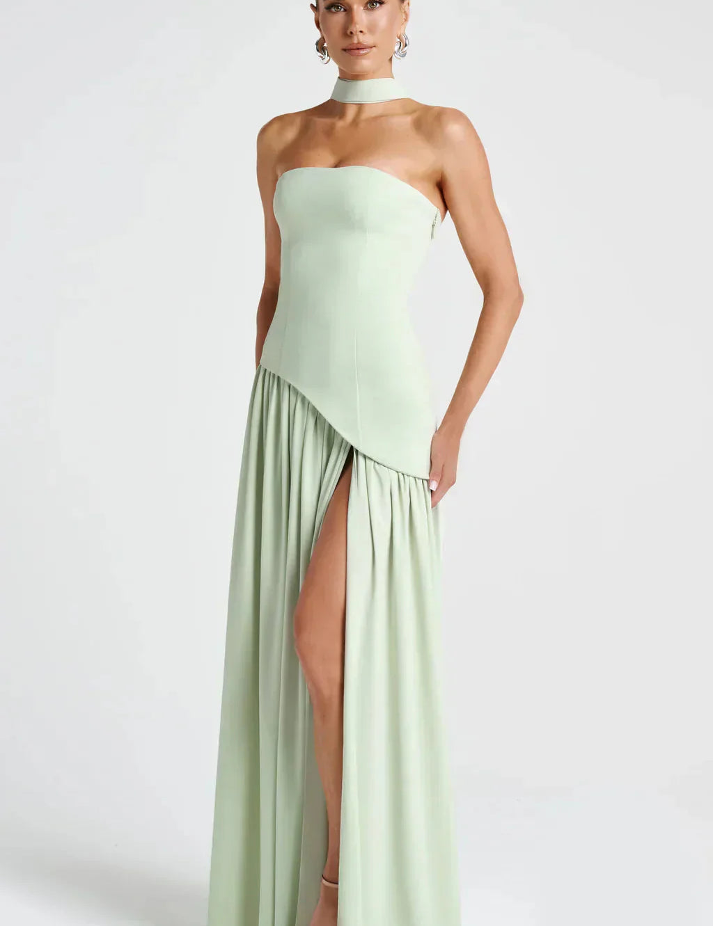 Maxi Šaty Bez Ramínek S Elegantním Rozparkem A Dekoltem