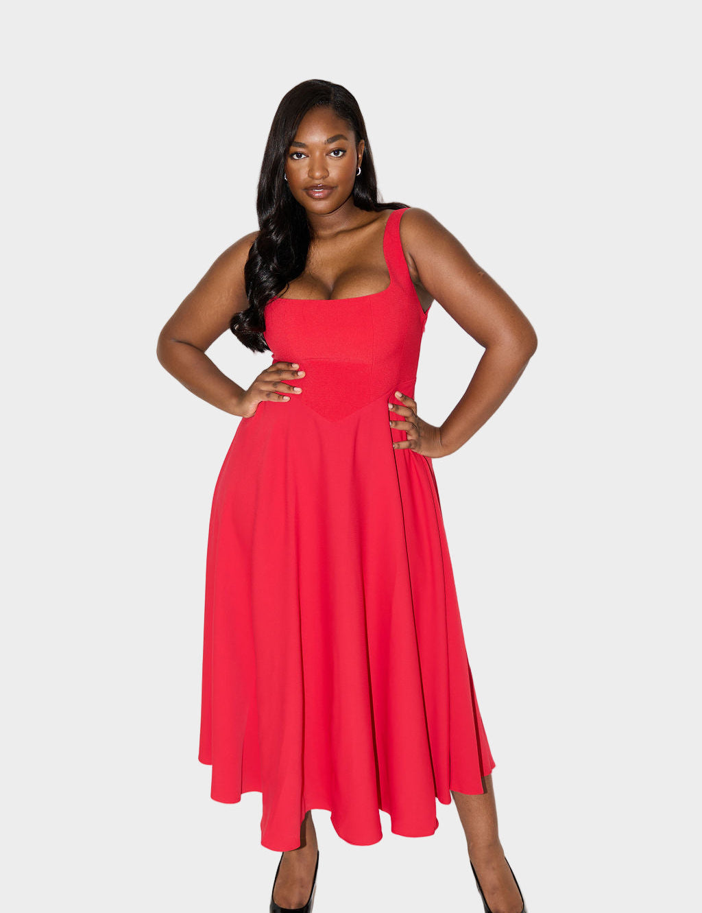 Nadčasové Bílé Midi Šaty S Lehkým Pohybem A Čistým Střihem